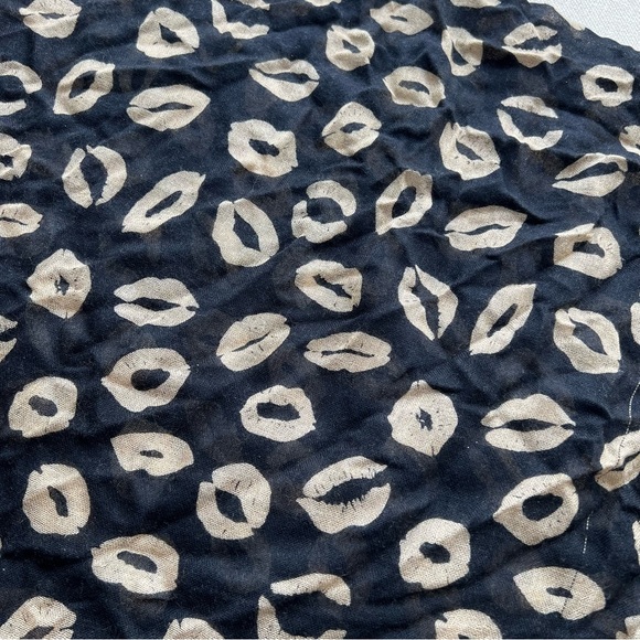 MARC JACOBS Kiss Print Scarf - Picture 2 of 10
